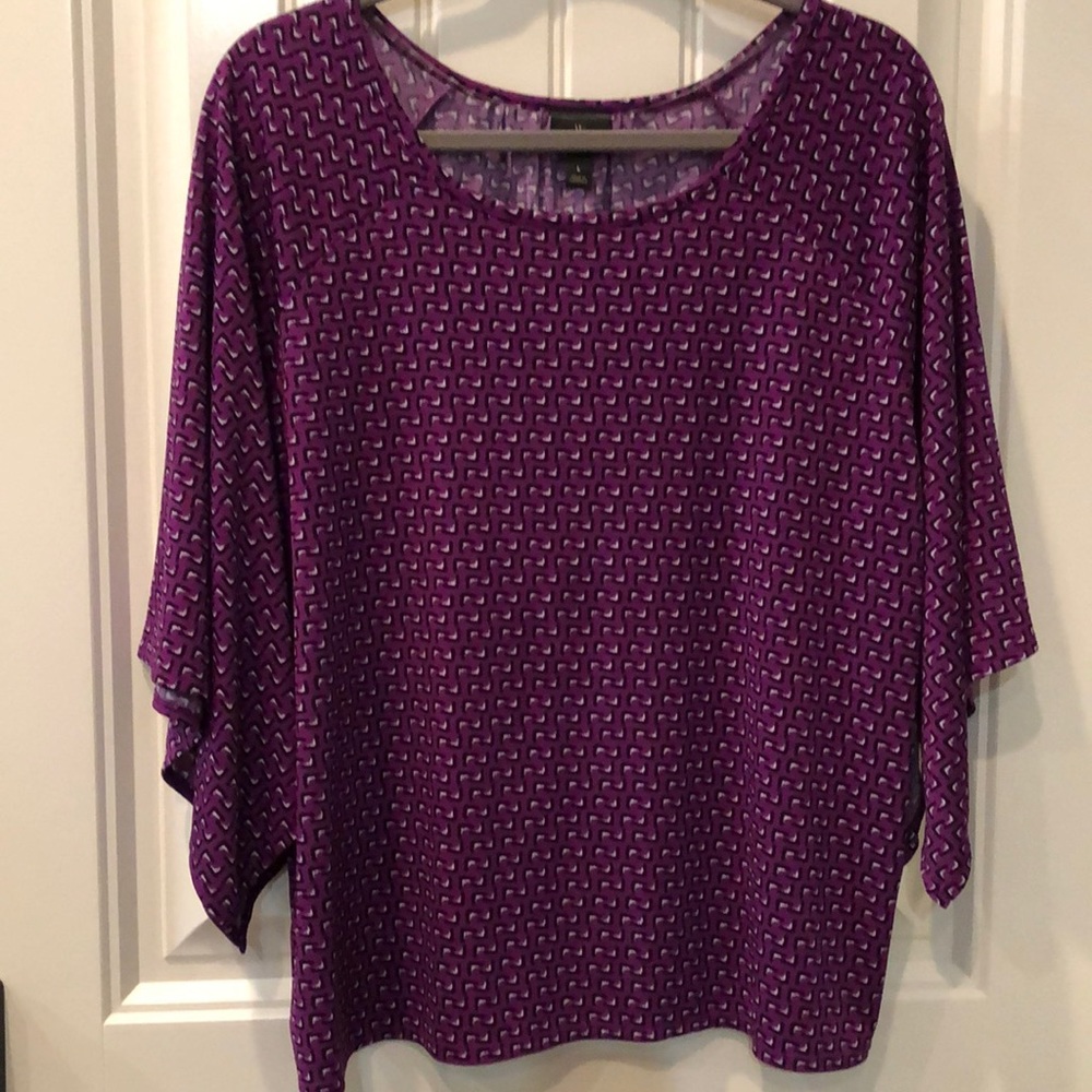 NWOT (L) Worthington kimono sleeve top in purple w/black & white geometric print